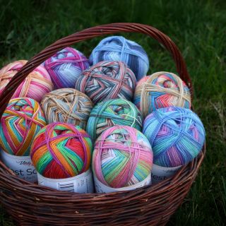 🧦 Ponožkové příze – teplo od paty až k srdci! ❤️ Jedno klubko = jeden pár krásně hřejivých ponožek! A víte, co je...