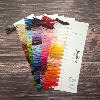 🌺🧶🐝Tentokrát pro vás máme novinku z naší dílny🐝🧶🌺 ... a tou je dlouho poptávaný vzorník příze Jumbo. . 🐝Je ručně vyrobený...